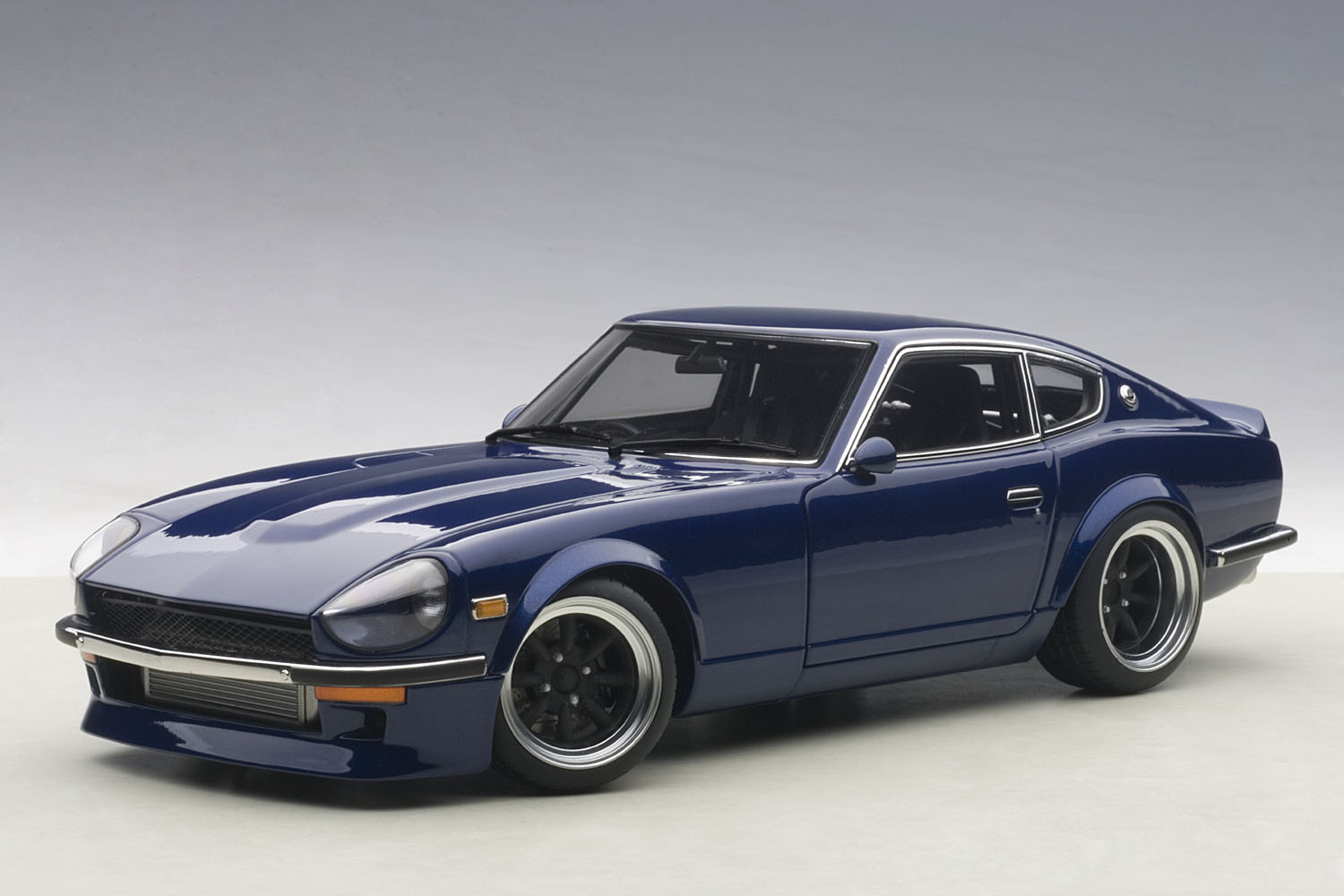 オートアート 湾岸ミッドナイト悪魔のZ S30 と スペシャルディスプレイ