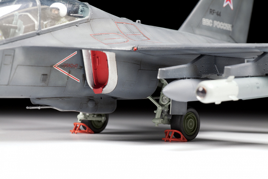 1/48 YAK-130”ミットン” ロシア練習機/軽攻撃機 | 鉄道模型