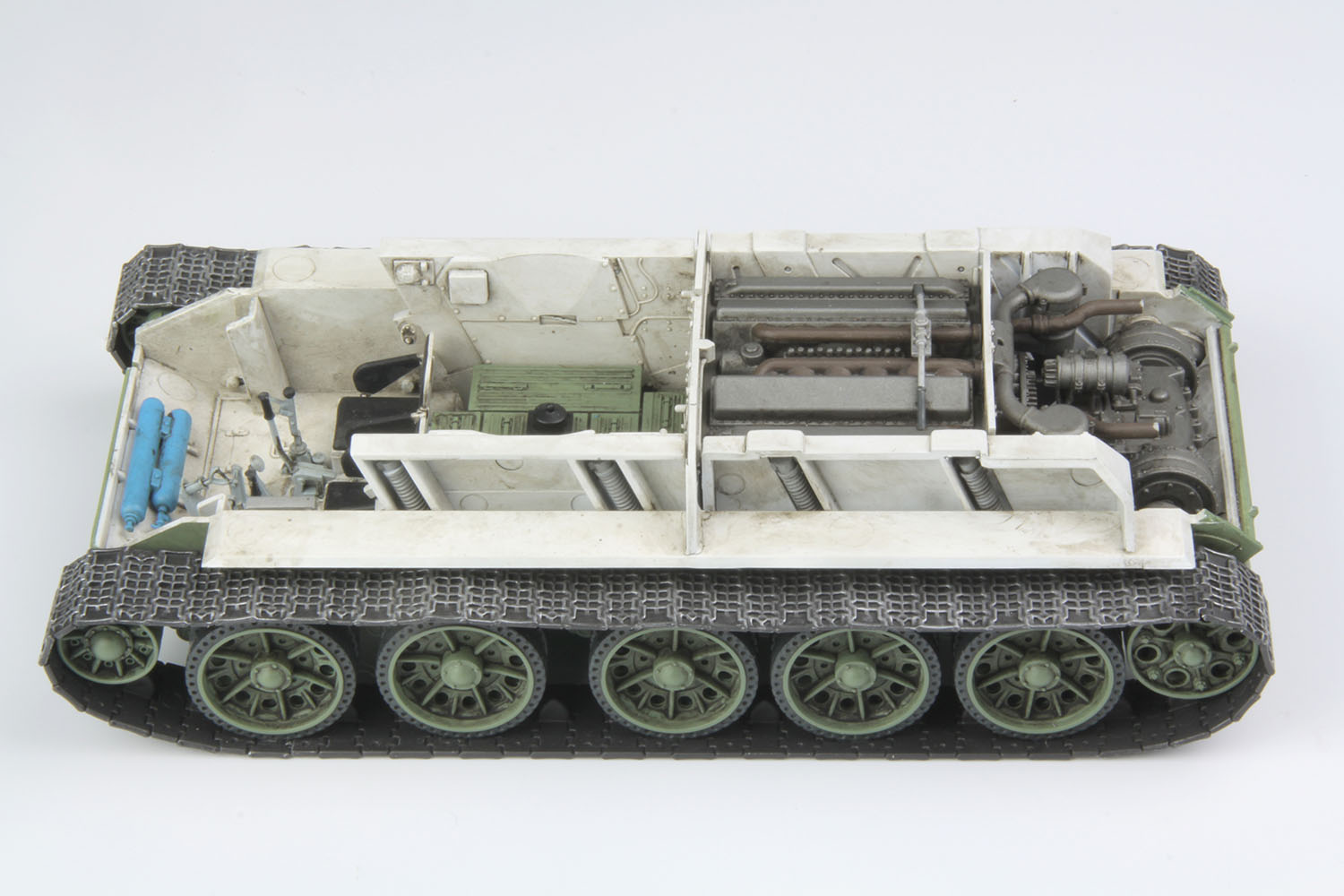 プラッツ GP-69 1/35 T-34/85 プラウダ高校 '戦車の内部を公開します