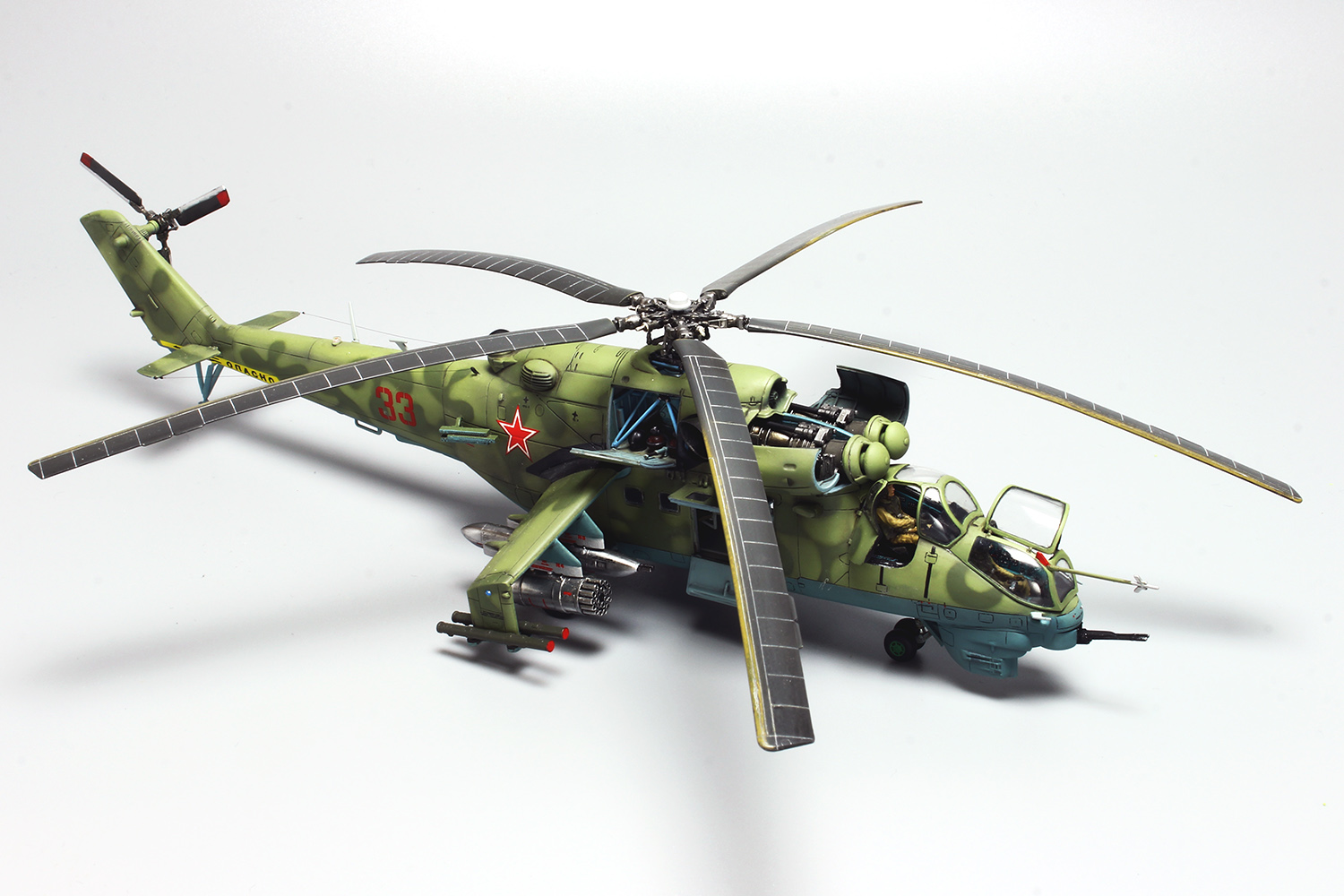 プラッツ AE-16MS 1/72 航空模型特選 ロシア軍 攻撃ヘリコプター Mi-24V/VP ハインドE マスキングシート付き |  ホビーショップタムタム 通販 プラモデル